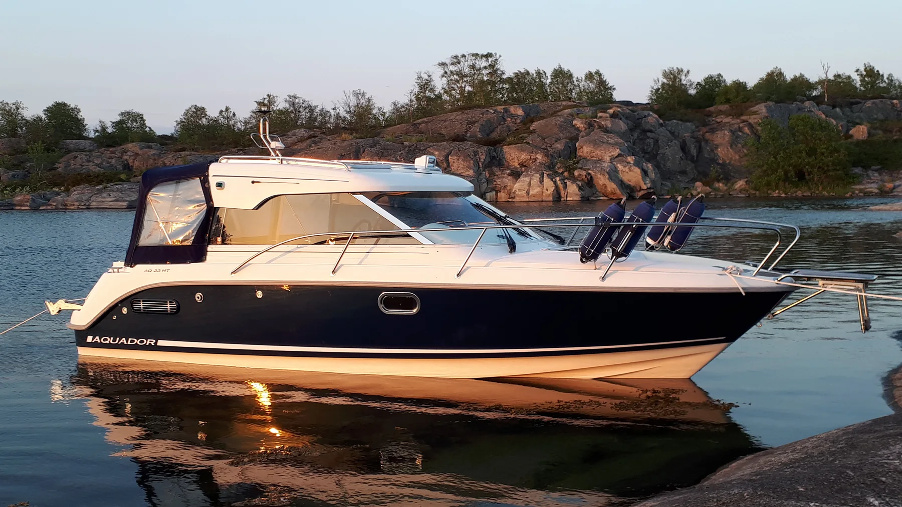 Aquador 23 HT med "norskeknappar" på taket