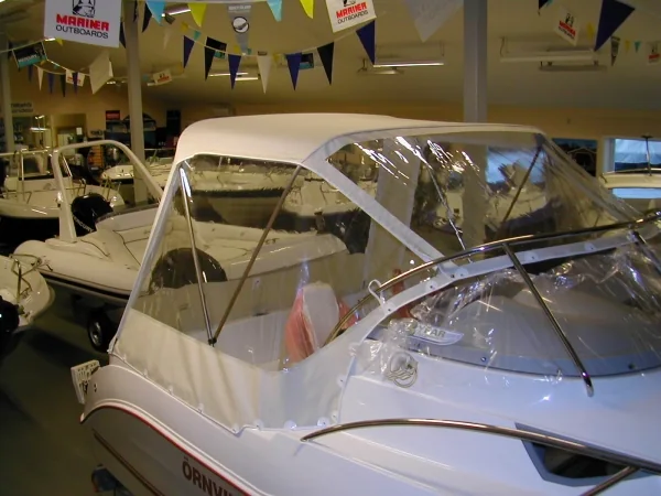 Örnvik 540 Cabin Cruiser med rf räcke på vindrutan